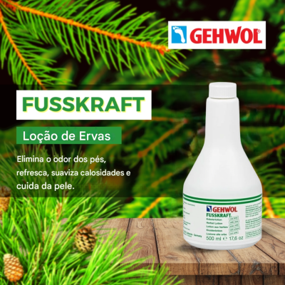 Loção de ervas GEHWOL FUSSKRAFT em frasco branco colocado sobre madeira com fundo de pinheiros