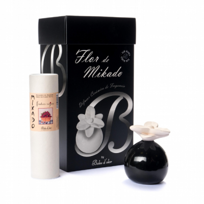 Conjunto aromático Flor de Mikado com difusor cerâmico preto e vela perfumada branca