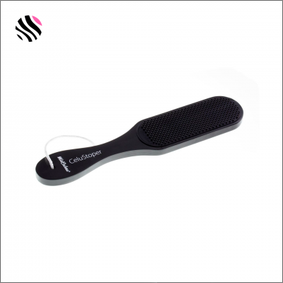 Raspador de calos preto com superfície texturizada e cabo ergonómico