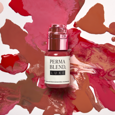 Frasco de maquilhagem Perma Blend Luxe com tampa cor de rosa metálica sobre fundo colorido em tons de rosa e castanho