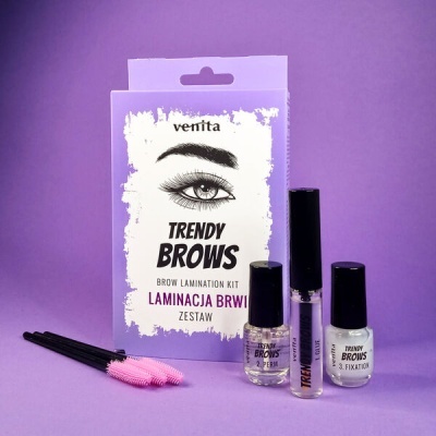 Kit de laminação de sobrancelhas Trendy Brows com frascos e escovas sobre fundo roxo.