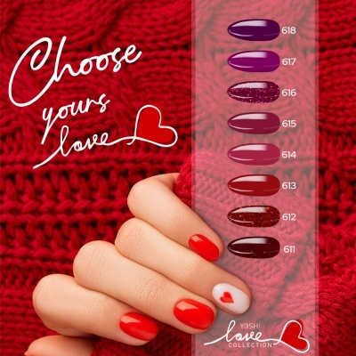 Mão com unhas vermelhas e uma com coração, amostra de esmaltes vermelhos e roxos, fundo de malha vermelha