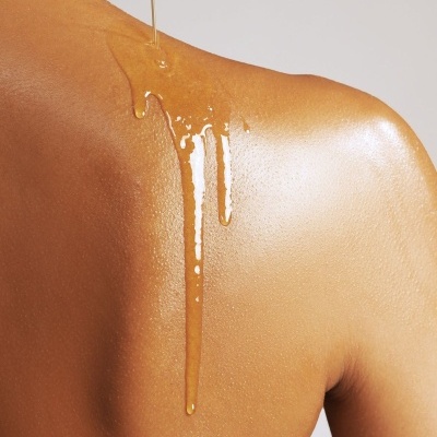 Costas com líquido a escorrer pela pele