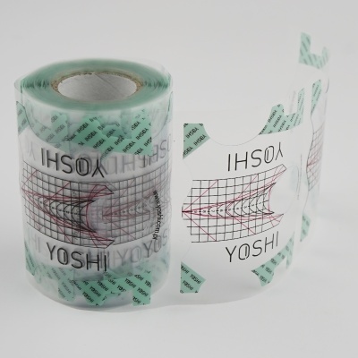 Rolo de película adesiva transparente com padrão de grelha e texto YOSHI