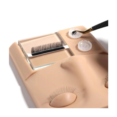 Prancha de treino em silicone com cílios postiços, pinça e pequenas peças brancas