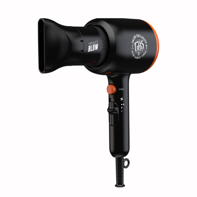 Secador de cabelo preto com detalhes em laranja e texto