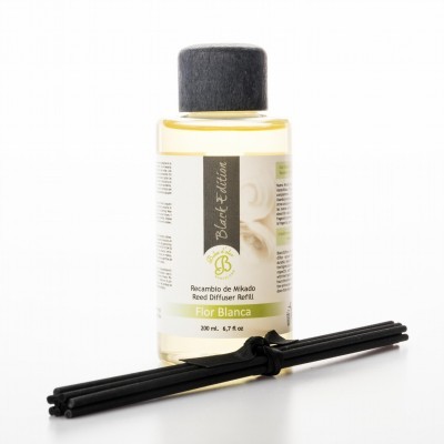 Frasco de recarga de difusor Mikado com varetas pretas em fundo branco