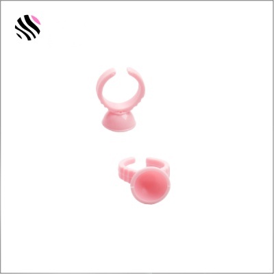 Anel rosa de plástico com duas peças circulares abertas sobre fundo branco