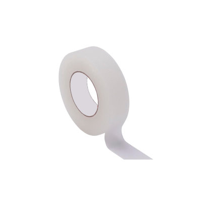 Rolo de fita adesiva branca com um pedaço desenrolado