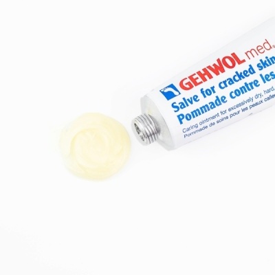 Tubo metálico branco e azul de pomada GEHWOL med Salve for cracked skin com creme amarelo ao lado