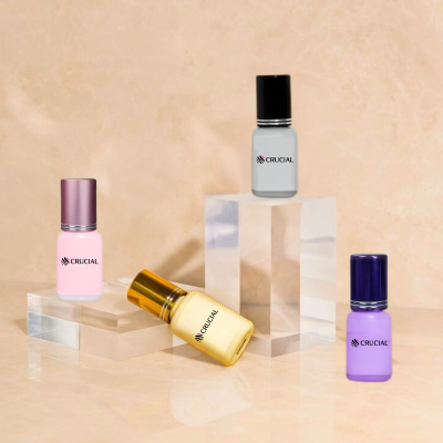 Frascos pequenos coloridos de vidro fosco com tampas metálicas sobre pedestais de acrílico