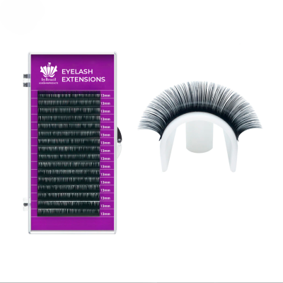 Conjunto de extensões de pestanas pretas em caixa roxa com texto e molde branco para aplicação