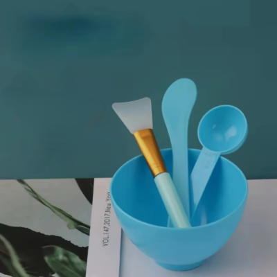 Conjunto azul claro de utensílios para máscara facial com tigela, colher e aplicador