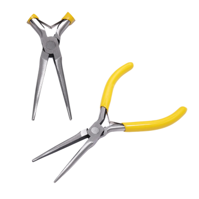 Alicate de ponta longa com cabo amarelo e pinça com extremidades amarelas em fundo branco