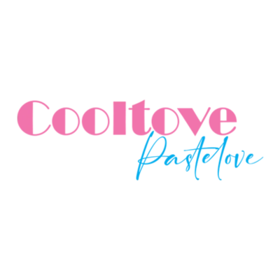 Texto 'Cooltove Pastelove' em rosa e azul sobre fundo branco