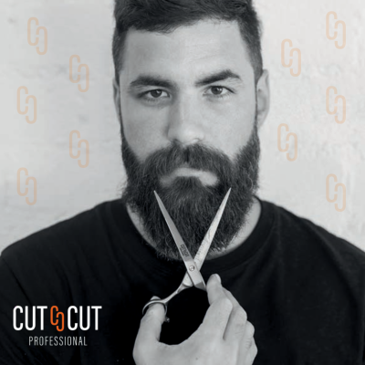 Homem com barba e tesoura de cabelo