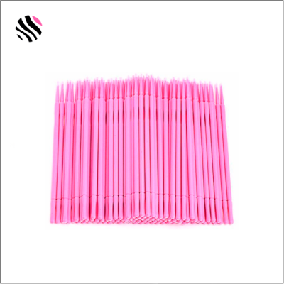 Conjunto de pincéis ou escovas finas rosa agrupados em fundo branco