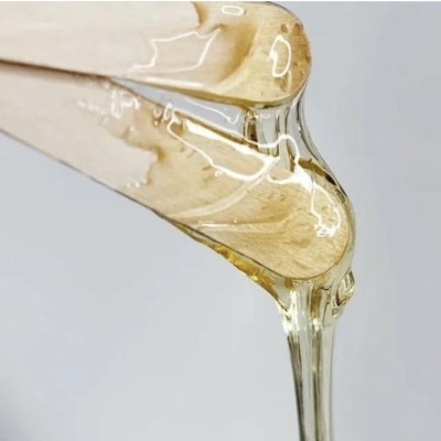 Espátulas de madeira com substância viscosa a escorrer