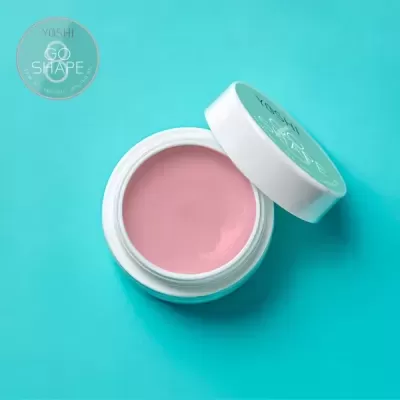 Pote branco aberto com creme rosa e tampa branca com texto, fundo azul