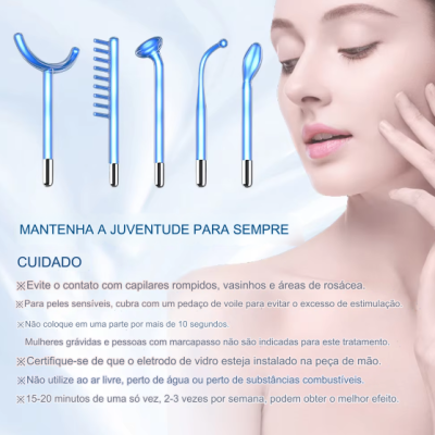 Dispositivos azuis metálicos de massagem facial e mulher tocando o rosto