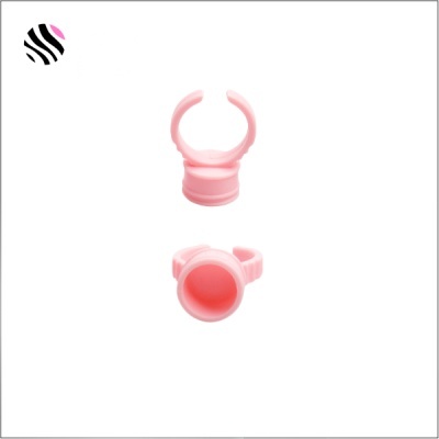 Anel cor-de-rosa de plástico ajustável em fundo branco