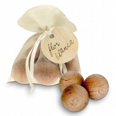 Bolas de madeira naturais em saco de tecido branco com etiqueta 'flor branca'