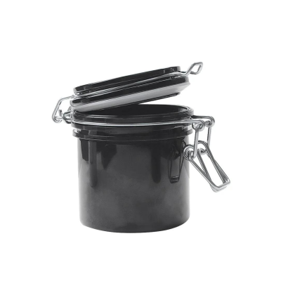 Frasco hermético preto com tampa metálica aberta sobre fundo branco