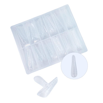 Extensões de unhas artificiais transparentes em caixa plástica com várias divisórias.