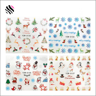 Adesivos de Natal coloridos com diversos desenhos festivos e texto Merry Christmas sobre fundo branco.