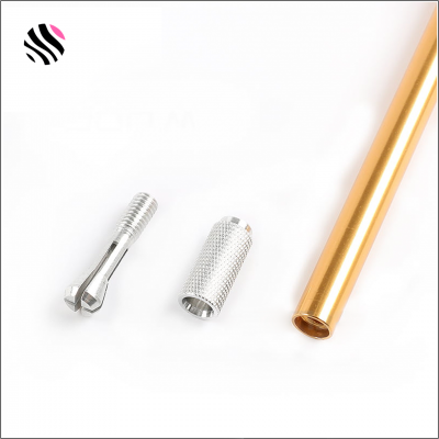 Três peças metálicas prateadas e dourada em fundo branco