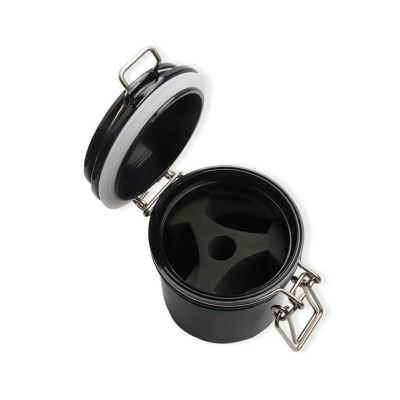 caixa preta aberta com compartimentos internos em espuma