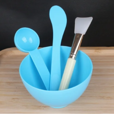 Conjunto de utensílios de silicone azul claro numa tábua de madeira