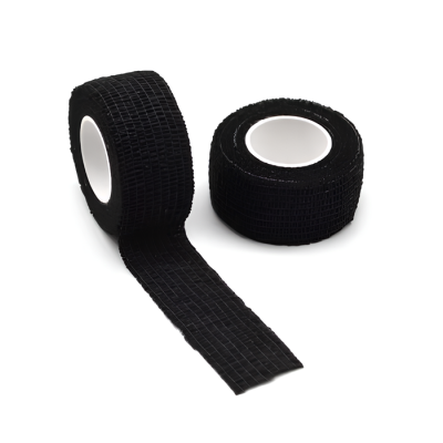 Dois rolos de fita preta com textura de malha em fundo branco