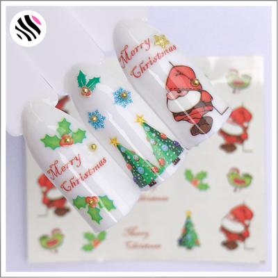Unhas postiças decoradas com motivos natalícios e texto Merry Christmas