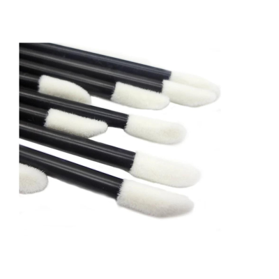 Aplicadores de maquilhagem com hastes pretas e pontas esponjosas brancas