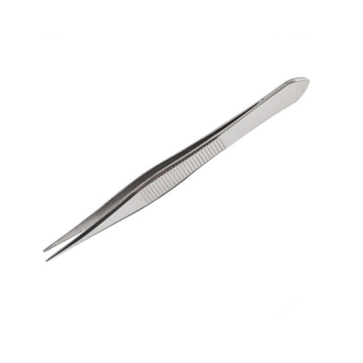 Pinça metálica prateada com ranhuras no centro