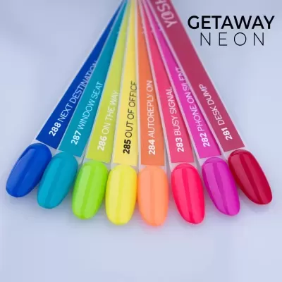 Paletas de amostras de verniz de unhas com várias cores e texto em etiquetas coloridas