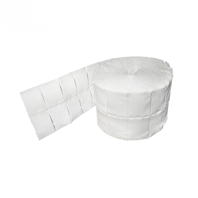 Rolo branco de tecido com cortes quadrados sobre fundo branco