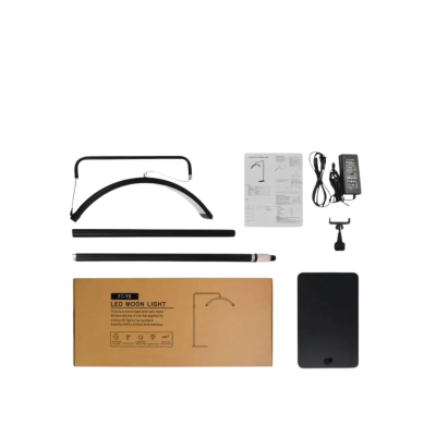 Conjunto desmontado de candeeiro LED LED MOON LIGHT com base, braço, haste, cabo, adaptador, suporte e manual sobre superfície branca.