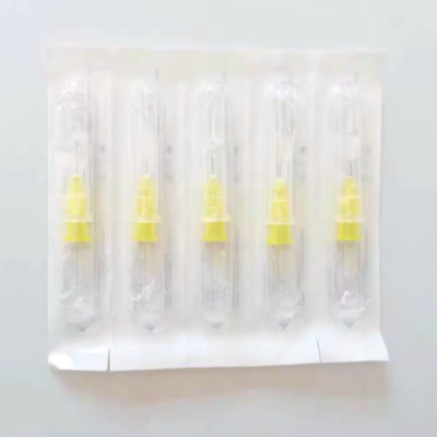 Cinco agulhas descartáveis em embalagem plástica transparente com tampa amarela.