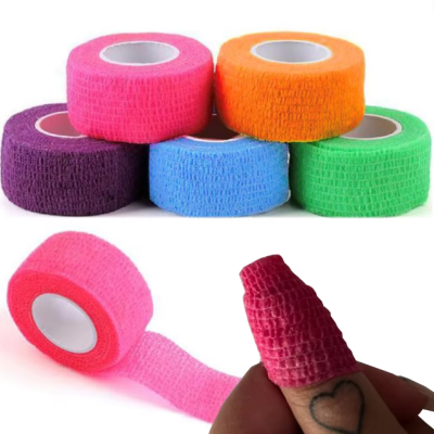 Conjunto de ataduras elásticas coloridas com dedo coberto por atadura rosa