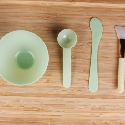 Conjunto de ferramentas para máscara facial sobre superfície de madeira