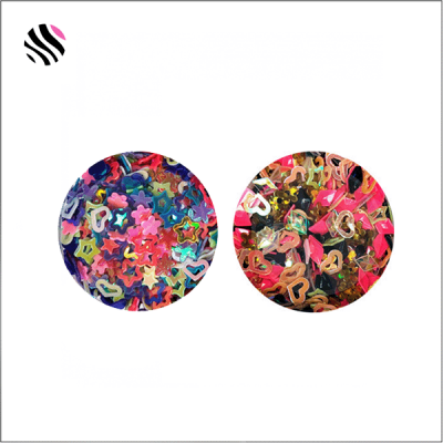 Dois brincos redondos com padrões coloridos de estrelas e corações