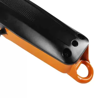 Dispositivo preto e laranja com parafuso e argola na extremidade sobre fundo branco