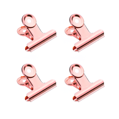 Quatro molas de metal rose gold para escritório sobre fundo branco