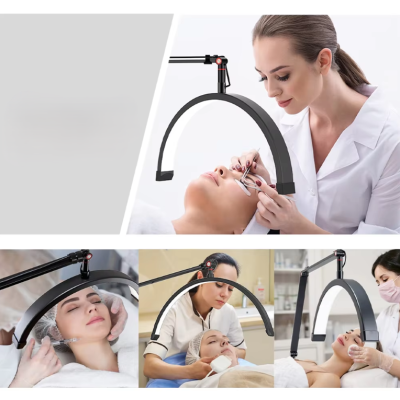 Procedimentos estéticos faciais com dispositivo preto suspenso e profissionais em clínica.