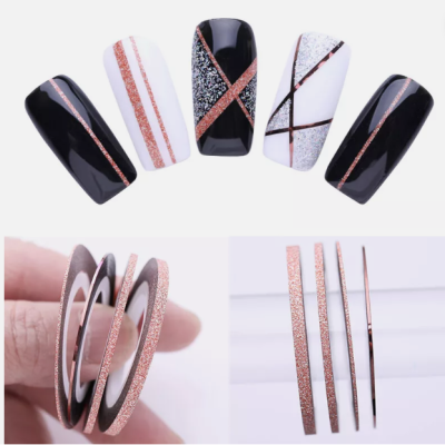 Unhas postiças pretas e brancas com glitter e fitas adesivas douradas para decoração