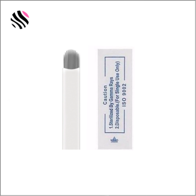 Agulha de micropigmentação com múltiplos pinos metálicos e embalagem branca com texto azul