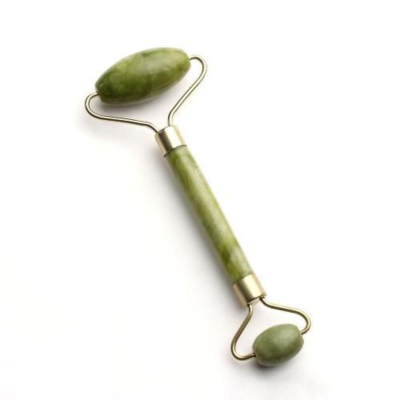 Rolo de massagem facial verde jade com duas extremidades ovais e estrutura metálica dourada
