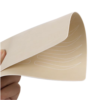 Mão segurando folha flexível bege com linhas onduladas brancas